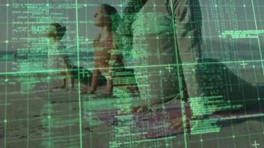 Kadınlar paspaslardan yukarı bakan köpek yogasına inerken kod altında esneme hareketi yapıyorlar. Yoga, sağlık, sükunet, rahatlama, fitness, farkındalık, doğal