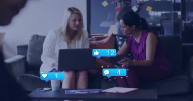 Kadınlar dizüstü bilgisayar açıp büyümeyi takip ederken, takipçilerin ekranı canlandırmasından hoşlanıyorlar. İşbirliği, takım çalışması, dijital, profesyonel, modern, katılım, tartışma