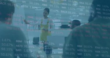 Sunucu konuşma ve jest çizelgesi, finansal ölçümler yükselirken ve analiz için ekip yazarken. İşbirliği, takım çalışması, iş dünyası, veri analizi, profesyonel, modern, liderlik