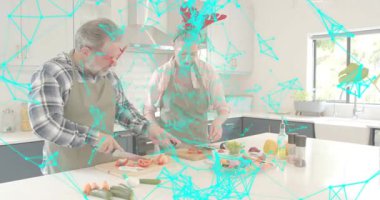 Adam domates yerleştiriyor ve bıçakla doğruyor. Kadın da yemek hazırlamak için marul ve domates doğruyor. Yemek pişirme, takım çalışması, aşçılık, yerli, canlı, hazırlık, sağlıklı