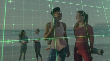 Yoga seansına doğru sahilde yürüyen dört kadın odak noktasını öne doğru gülümseyerek kaydırıyor. Arkadaşlık, sağIık, açık hava, fitness, sükunet, çeşitlilik, rahatlık