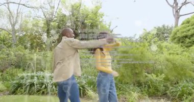 Dans eden çiftler, dönen erkekler, romantik reklamlara sarılanlar, kıvrılan yapraklar. Romantizm, şefkat, yakınlık, bağlantı, açık hava, eğlence, neşe