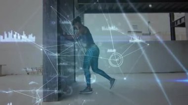 Kadın ellerini kolona koyuyor ve geriye doğru hamle yapıyor. Yüksek çözünürlük grafikleri güç verilerini takip ediyor. Fitness, strength, digital, performance, health, training, motion