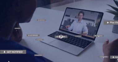 İzleyici, kırmızı alarmları etkinleştiren dizüstü bilgisayardaki oynatma düğmesine tıklıyor. Teknoloji demosunda dönen simgeler. Teknoloji, dijital, iletişim, multimedya, çalışma alanı, yenilik, etkileşim