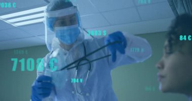 Klinisyen oksijen maskesi seçiyor. Dijital kablolar titreyerek nefes aldığından emin olmak için kayış takıyor. Tıbbi, sağlık, güvenlik, protokol, inceleme, ekipman, klinik