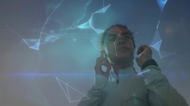 Kulaklık takan ve holografik küreyi çalıştıran bir kadın teknolojik öngörü için ortaya çıkıyor. Fütürist, dijital, bağlantı, sürükleyici, yenilikçi, teknoloji, arayüz