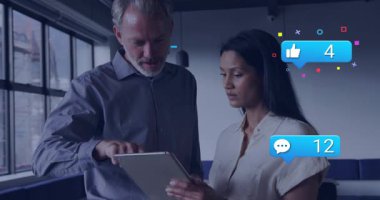 Meslektaşlar ofis salonundaki tabletleri tıkırdatıyor ve yüzen simgelerle sosyal medya bağlantılarını takip ediyorlar. Teknoloji, işbirliği, analitik, iletişim, yenilik, dijital, profesyonel