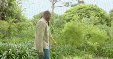 Adam telefon dinleyerek bahçede yürüyor. Kadınlara yaşam tarzı konusunda bilgi veriyor. Açık hava, boş zaman, arkadaşlık, doğa, canlılık, samimiyet, animasyon