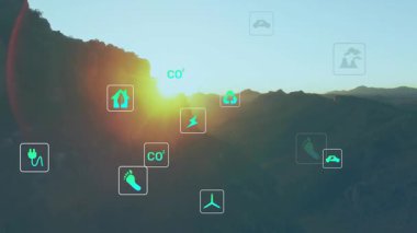 Tepenin üzerinde gün doğumu ortaya çıkıyor, deniz mavisi simgelerinin kaybolmasına ve titreşimlerin çevresel verileri görselleştirmesine neden oluyor. Dağlar, yükseklik, yenilenebilirlik, sürdürülebilirlik, yenilik, teknoloji, manzara