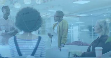 Pembe tişörtlü sunucu tabletle öne çıkıyor ve iş arkadaşlarının başını sallayarak iş konuşmalarına rehberlik ediyor. İşbirliği, iletişim, profesyonellik, takım çalışması, modern liderlik, beyin fırtınası