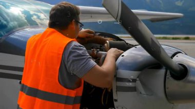 Devre ve asma kilit ikonu güvenliği vurgularken mekanik kaplama kaldırma ve motoru teftiş etme. Havacılık, bakım, güvenlik, mühendislik, teknoloji, engebeli, güvenlik