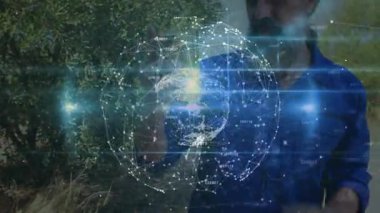 Adam elini kaldırıyor, hologram küresini döndürüyor, teknoloji demosundaki düğümleri çerçeveliyor, AR 'ı yakalayan cihazı hizalıyor. Güçlendirilmişlik, gelecekçilik, dijital, yenilik, açık hava, teknoloji, bağlantı