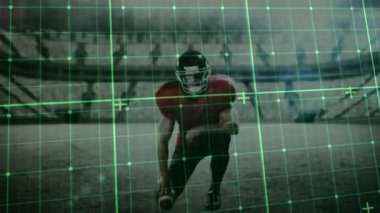 Futbol sporcusu, spor teknolojisi izleme hareketinin yer değiştirmesiyle tetiklenen teftiş topuna diz çöküyor. Sporcu, spor, ekipman, stadyum, hareket, analiz, performans