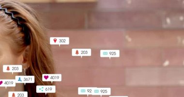 Kamera tuğla duvara karşı yaratıcıya odaklanıyor. Rozetleri pazarlama için kullanılacak istatistikleri arttırıyor. Dijital, katılım, sosyal medya, nüfuz, içerik, teknoloji, canlı