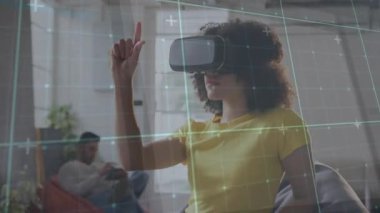 Teknoloji tanıtımı sırasında VR kulaklık takan bir kadın sağ parmağını kaldırıyor ve sanal ızgarayı sürüklüyor. Fütürist, yenilikçi, dijital, sürükleyici, işbirliği, modern, yaşam tarzı