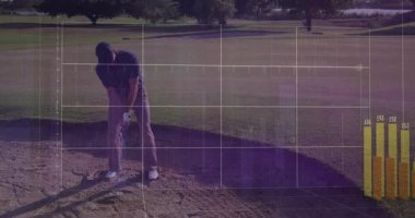 Golfçü sığınağa giriyor ve salıncağı analiz ediyor. Teknoloji ağı ve dalga biçimi titreşim çubukları yükseliyor. Spor, analitik, kesinlik, performans, görselleştirme, açık hava, atletizm