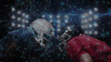 Futbol oyuncuları spor analizi için kaskları birbirine yaklaştırıyor ve birbiriyle çakışıyor. Sporcular, rekabet, dijital, teknoloji, yoğunluk, takım çalışması, analitik