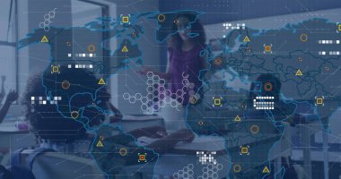 Sınıfta, harita kaplamalı not defterleriyle öğrencilere el kol hareketi öğretiyor. Eğitim, e-öğrenim, pedagoji, dijital öğrenme, sınıf, çeşitli öğrenciler, öğretim