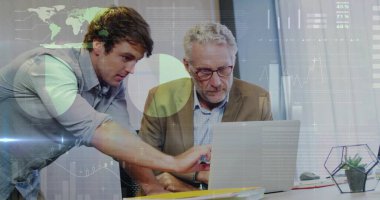 Ofiste laptopta çalışan iki meslektaşı sulu teraryum, kağıt işleri ve gözlüklerle sıkıştırmak. İşbirliği, akıl hocalığı, takım çalışması, veri görselleştirme, profesyonel, modern, üretkenlik