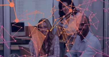 Üç personelin iş kıyafetlerini dizüstü bilgisayar kullanarak ve ağ örtülü olarak ofiste izleyerek tartışmak. İşbirliği, takım çalışması, yenilik, dijital, bağlantı, profesyonellik, modernlik