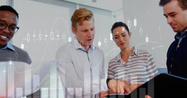 Toplantı odasında dijital kaplamalı tablet kullanan finansal veri uzmanları. Analizler, takım çalışması, teknoloji, şirket, yenilik, işbirliği, finans