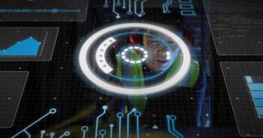 Kontrol odasında kırmızı güvenlik donanımı takan Koreli mühendis holografik HUD 'u çizgi grafiğiyle izliyor. Teknisyen, endüstriyel, fütüristik, dijital, yüksek teknoloji, veri görselleştirme, analitik