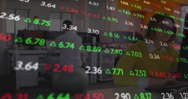 Ofis masasında hardal süveter ve gözlük takan, üzerinde üçgen borsa verileri olan bir kadın. Şirket, üretkenlik, çalışma alanı, profesyonel, modern, teknoloji, takım