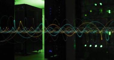 Veri merkezi odasında dijital dalga formu kaplamalı yanıp sönen LED 'ler yayınlayan sunucu rafı. Teknoloji, veri, siber güvenlik, elektronik, dijital, ağ, altyapı