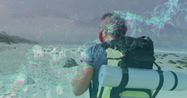 Sırt çantalarını ayarlamak, olgun yürüyüşçüler kayalık sahil sahillerinde yüzlerini köpükle kaplamak. Macera, açık hava, keşif, engebeli, dinginlik, esneklik, doğa