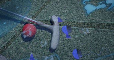 Gümüş golf sopası başlarını sahaya yerleştiriyor, kırmızı topu, ızgarayı, harita siluetini, mavi kalemleri gösteriyor. Spor ekipmanları, teknoloji, veri görselleştirme, fitness, dijital analiz, performans, yenilik