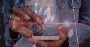 Kot ceketli halkalı elleri tıklatarak akıllı telefon dijital kaplamasında gezinerek HUD daireler gösteriyor. Teknoloji, yenilik, ui, kullanıcı arayüzü, bağlantı, veri, arayüz tasarımı