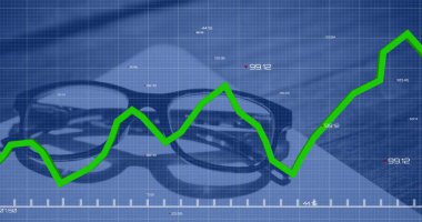 Çalışma masasının üzerinde yeşil çizelge ve mavi ızgara ile siyah çerçeveli gözlükler duruyor. Minimalist, profesyonel, analitik, veri, teknoloji, iş yeri, çalışma alanı