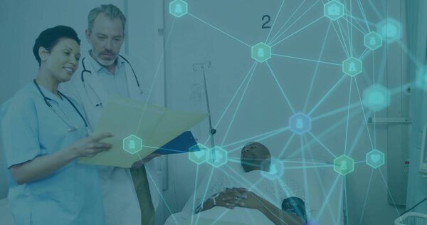 Обзор медицинской карты врача и скраб-одетые медсестры рядом с больничной койкой, отображение сетевого наложения. Здравоохранение, профессионализм, подключение данных, клиника, сотрудничество, медицинская команда