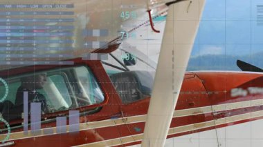 Erkek pilot uçuş ölçümlerini izlerken kırmızı uçağın görünümü şeffaf veri örtüsünü başlatıyor. Havacılık, kokpit, veri görselleştirme, analitik, ulaşım, uçak, gösterge panelleri