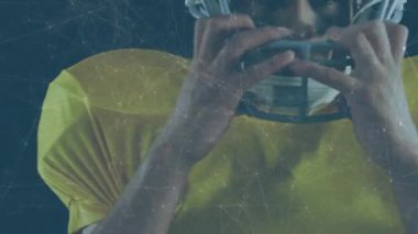 Erkek sporcu kollarını kaldırıyor ve dijital ağ ile spor güvenliği için kask takıyor. Spor, koruma, fitness, dişli, kararlılık, performans, yenilik