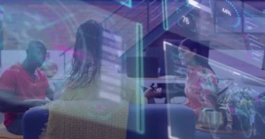 Holografik veri örtüşmelerine tepki veren ve ofisteki iş ölçümlerini güncelleyen üç meslektaşım var. İşbirliği, yenilik, teknoloji, dijital, iletişim, başlangıç, çalışma alanı