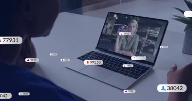 Görüntüleyici, dizüstü bilgisayardaki takip bilgisayarına yaslanıyor ve yüzen nişan ölçümleri büyümeyi gösteriyor. Dijital etkileşim, sosyal medya analizleri, etkili pazarlama, uzak ilişki, modern çalışma alanı