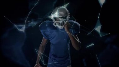 Atletin, miğferi, avuç içi holograma dönüşen ağ oluşturan bir teknoloji küresi olarak ayarlaması. Sporcu, teknoloji, yenilik, fütüristik, dijital, sanal, bağlantı