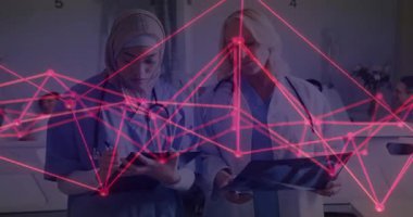 Tıbbi ekip tableti tıkıyor ve teşhis için nabız ağında röntgen taraması yapıyor. Sağlık, işbirliği, dijital, yenilik, profesyonellik, teknoloji, teşhis