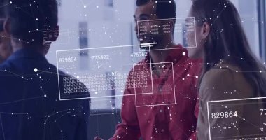 Kırmızı gömlekli adam elinde bardakla verileri açıklıyor. Paneller analiz için ekibi örtüyor. İşbirliği, takım çalışması, veri görselleştirme, dijital arayüz, modern ofis, analitik