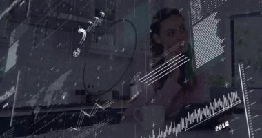 Tableti tıkırdatan, kahveyi yudumlayan ve verileri dünya, harita, grafik ve bar grafikleriyle inceleyen bir kadın. Teknoloji, veri görselleştirme, akıllı aygıtlar, analitik, ev ofisi, dijital yaşam tarzı