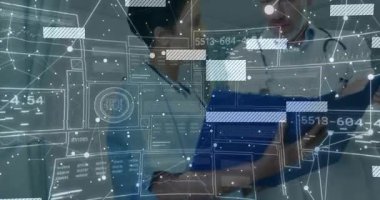 AR arayüzü çökerken, kadın doktor panoya işaret ediyor ve teşhis için akran değerlendirmesi yapıyor. Tıbbi, teknoloji, fütüristik, işbirliği, sağlık, yenilik, profesyonel