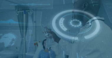 Doktor serum torbasını ve montaj standını inceliyor, hastanın akış kalibrasyonuna rehberlik ediyor. Tıbbi, sağlık, modern, klinik, izleme, güvenlik, terapi