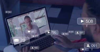 Adam bilgisayardan uzaktan iş görüşmesine başlıyor. Canlandırılmış bilgilendirme baloncukları izleme istatistiklerini izliyor. İletişim, işbirliği, teknoloji, bağlantı, dijital, çalışma alanı, üretkenlik