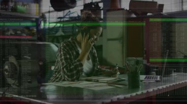 Mühendis telefon konuşmasını sonlandırıyor ve saydam veri kaplamasındaki işlemci ölçümlerini gözden geçirmek için telefon alıyor. Sanayi, teknoloji, işbirliği, üretkenlik, çalışma alanı, yenilik, makine