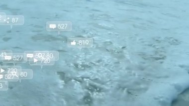 nazik dalga yıkama kumu metrik simgelerin ortaya çıkmasına neden oluyor girdapların solması nişan büyümesini gösteriyor. Deniz manzarası, dijital arayüz, akışkan hareket, sosyal analitik, okyanus, çağdaş tasarım, dinamik