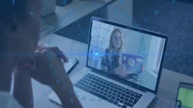 Kullanıcı iş görüşmesi yapıyor ve turta grafiklerini gösteren sunucuyu izliyor sonra rapor veriyor ve not alıyor. Uzaktan işbirliği, iş toplantısı, dijital iletişim, analitik veri