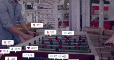 Meslektaşlar masa çubuklarını döndürür, sosyal medya simgelerini ateşler, nişan büyümesini görselleştirir. İşbirliği, takım çalışması, eğlence, yenilik, dijital, etkileşim, modern