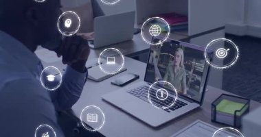 Yetişkin bir erkek web tanışma eğitmeni rehber gösteriyor, eğitim için dizüstü bilgisayarın yanında simgeler oluşturuyor. Teknoloji, işbirliği, dijital, eğitim, profesyonellik, yenilik, işyeri