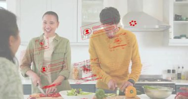 Mutfakta domates biberi doğrayan dört arkadaş, kırmızı ihlal uyarıları. Yemek pişirme, arkadaşlık, dijital uyarı, modern mutfak, günlük toplantı, gülümseme, takım çalışması